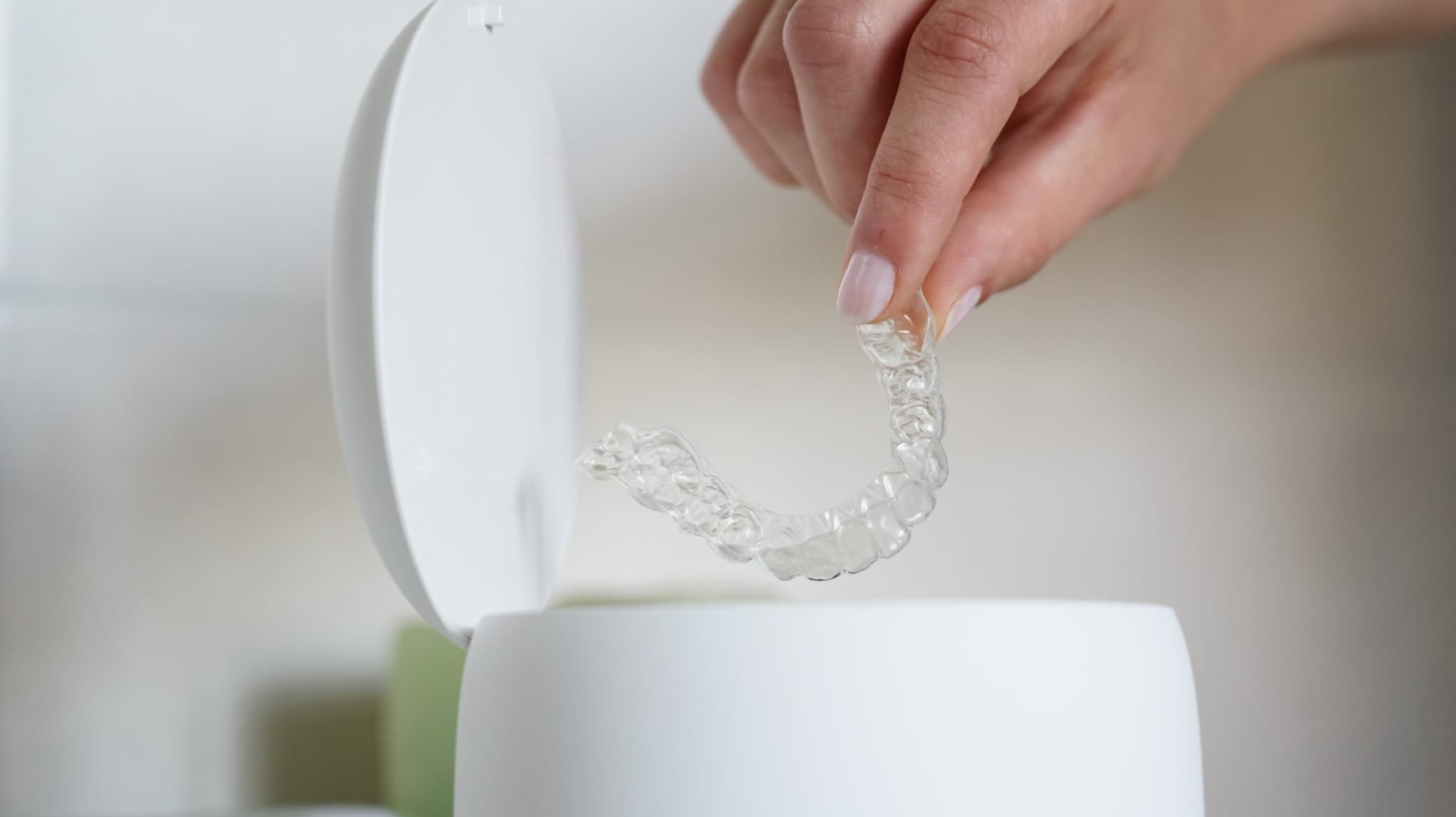 Best Practice di Igiene Orale per Chi Usa Invisalign e Allineatori Trasparenti