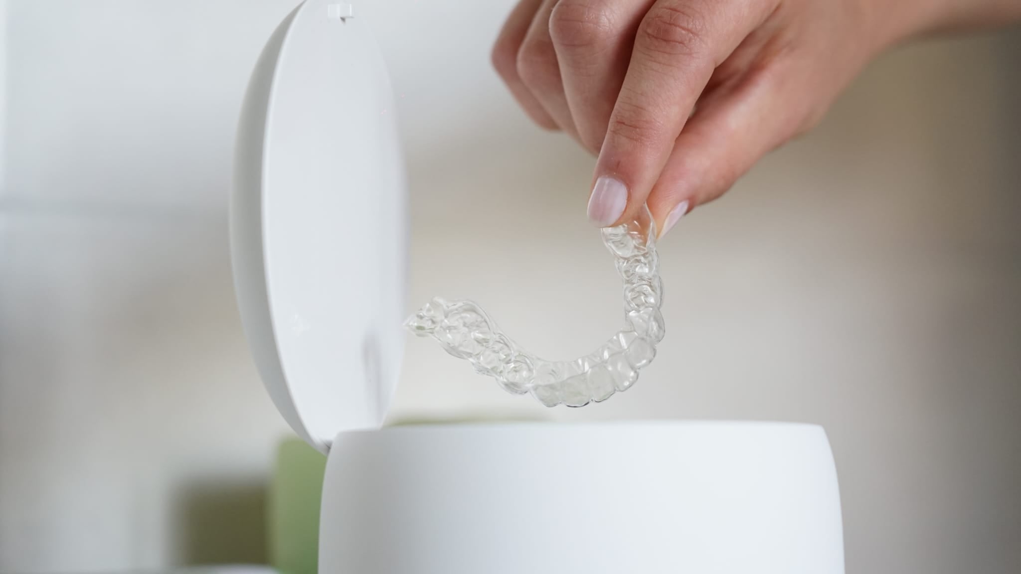 Best Practice di Igiene Orale per Chi Usa Invisalign e Allineatori Trasparenti